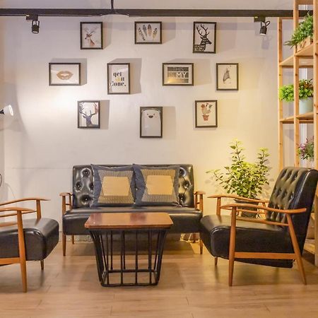 Folk Poshtel Silom Bed & Breakfast Bangkok Exterior photo