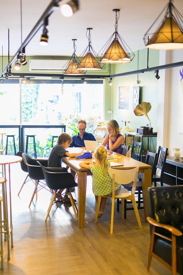 Folk Poshtel Silom Bed & Breakfast Bangkok Exterior photo