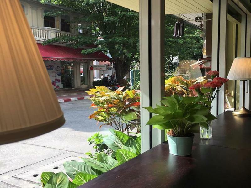 Folk Poshtel Silom Bed & Breakfast Bangkok Exterior photo