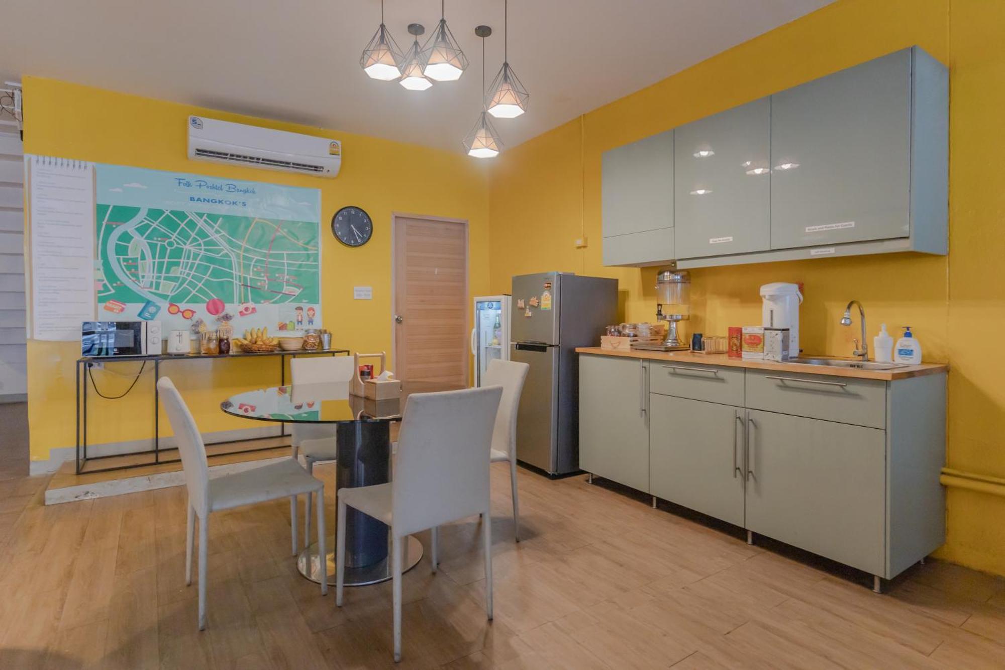 Folk Poshtel Silom Bed & Breakfast Bangkok Exterior photo