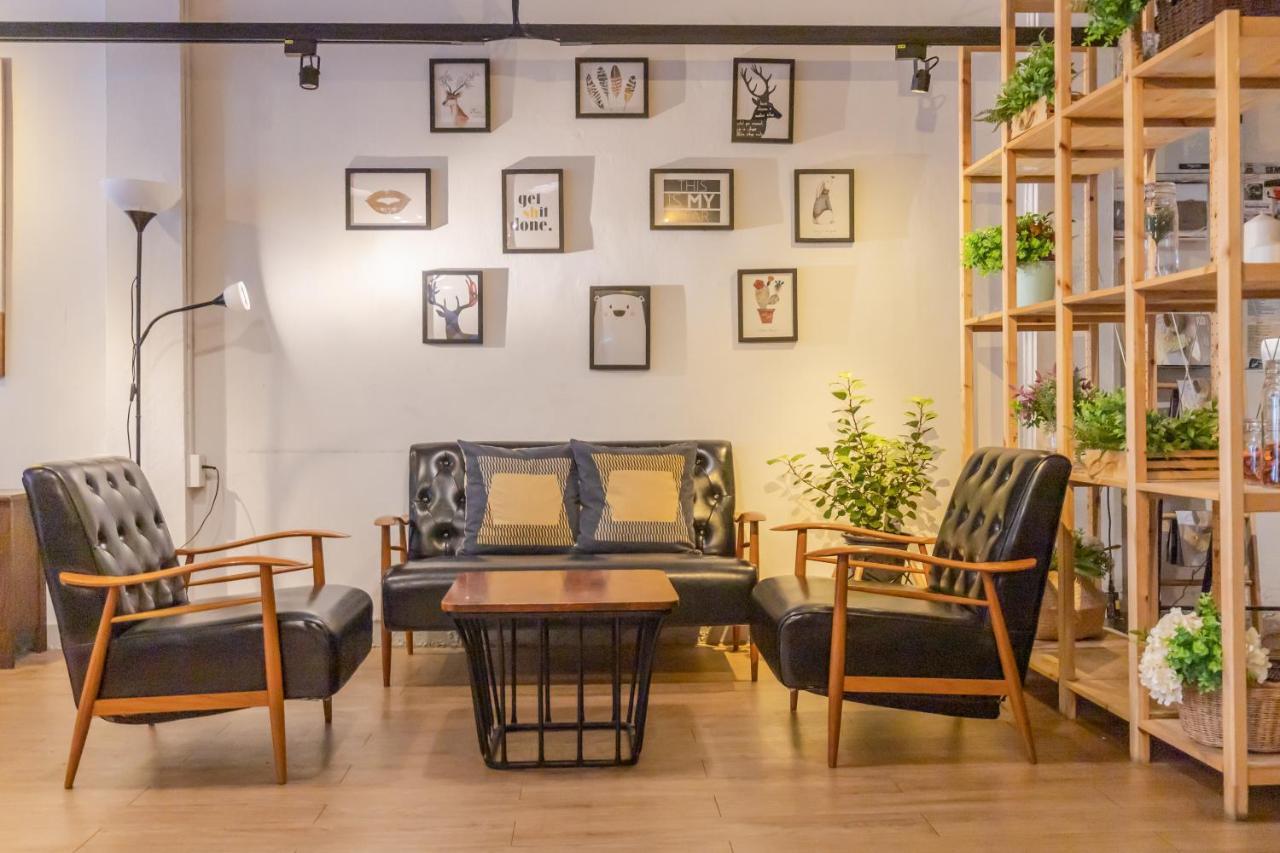 Folk Poshtel Silom Bed & Breakfast Bangkok Exterior photo