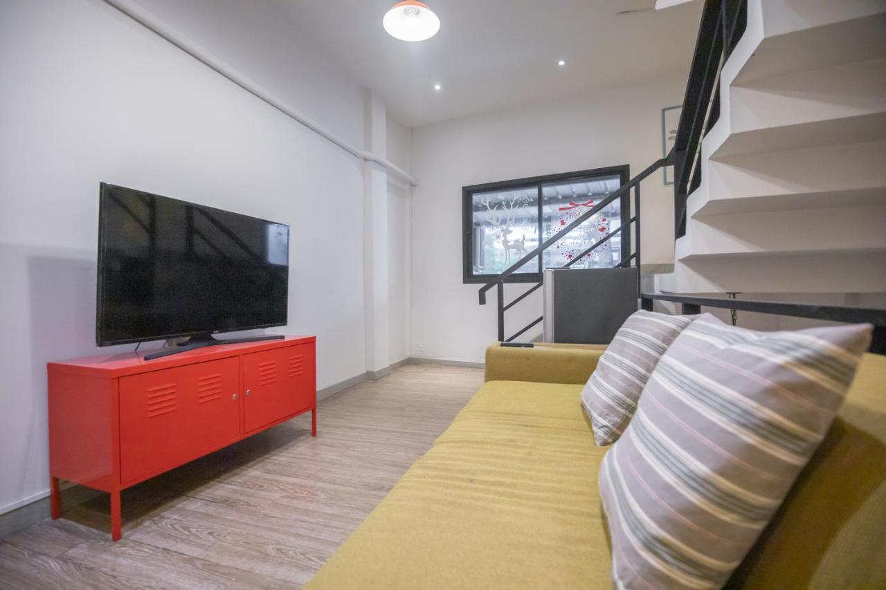Folk Poshtel Silom Bed & Breakfast Bangkok Exterior photo